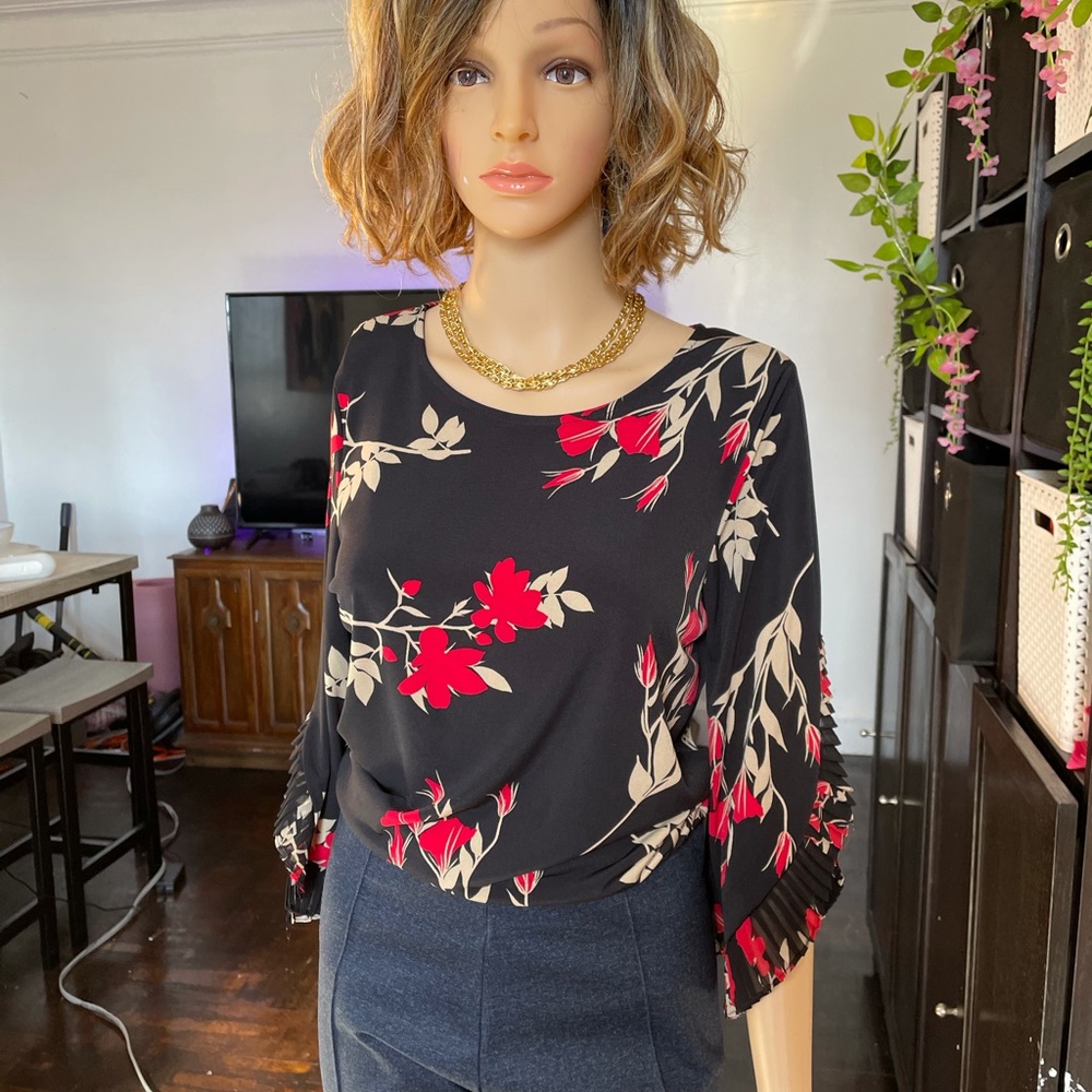 Black floral blouse 🌺